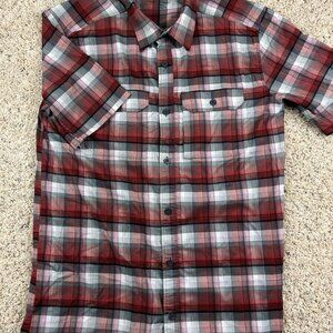 Swiss Tech Mens Button Up Short Sleeve Adult Small 34-36 Casual Red Gray Plaid